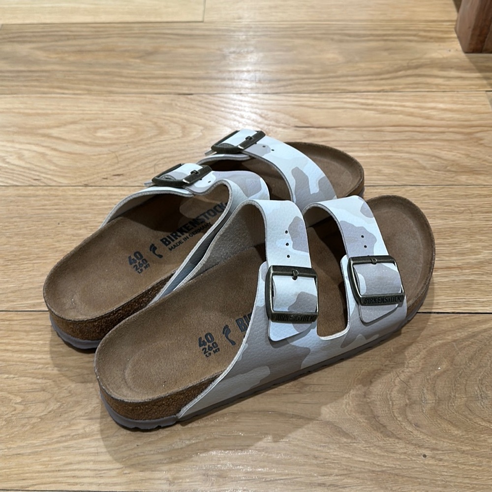 NWOT Birkenstock Sandals Women 40 White Camo Buckle Slides